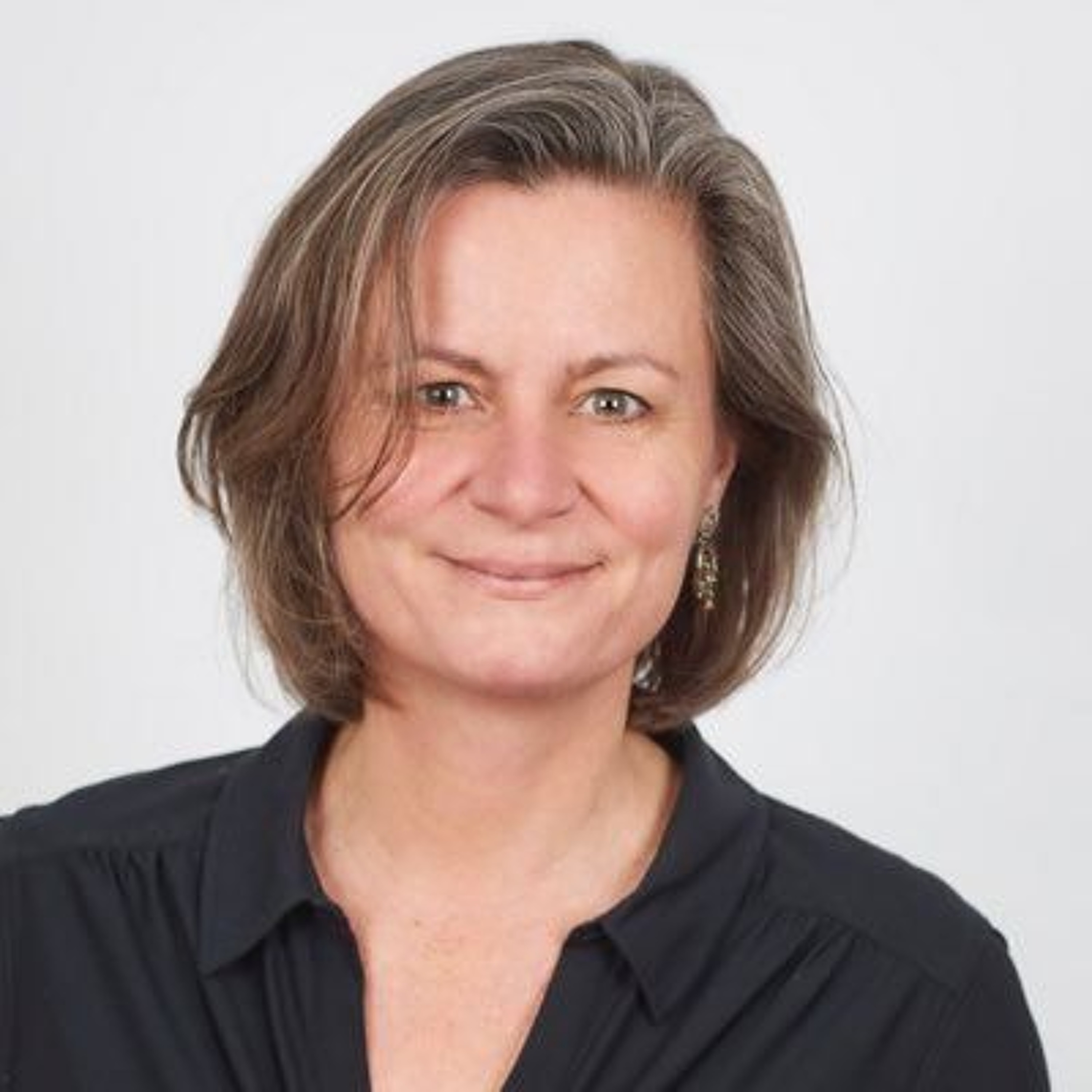 Corine de Vries, hoofdredacteur regionale dagbladen over onrust jongeren episode artwork