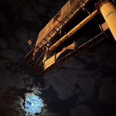 حاطه يدي على فمي عشان ماينسمع صياحي