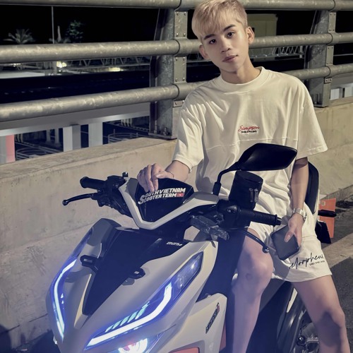 Anh Khoa tập đánh DJ
