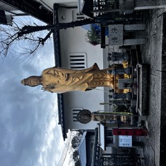 鏡の向こうで微笑むのは、本当に自分か。