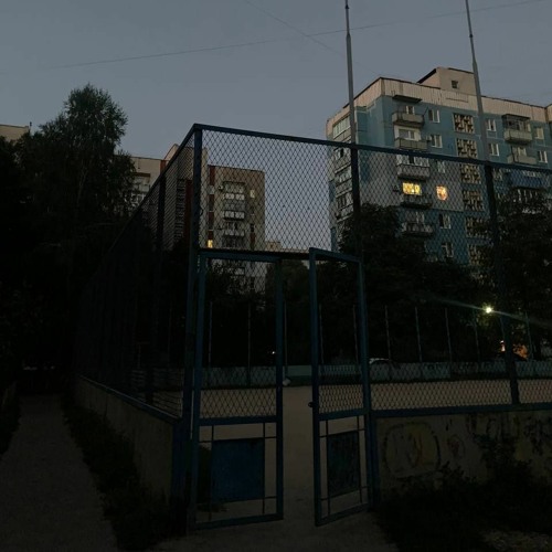 в желтом галстуке