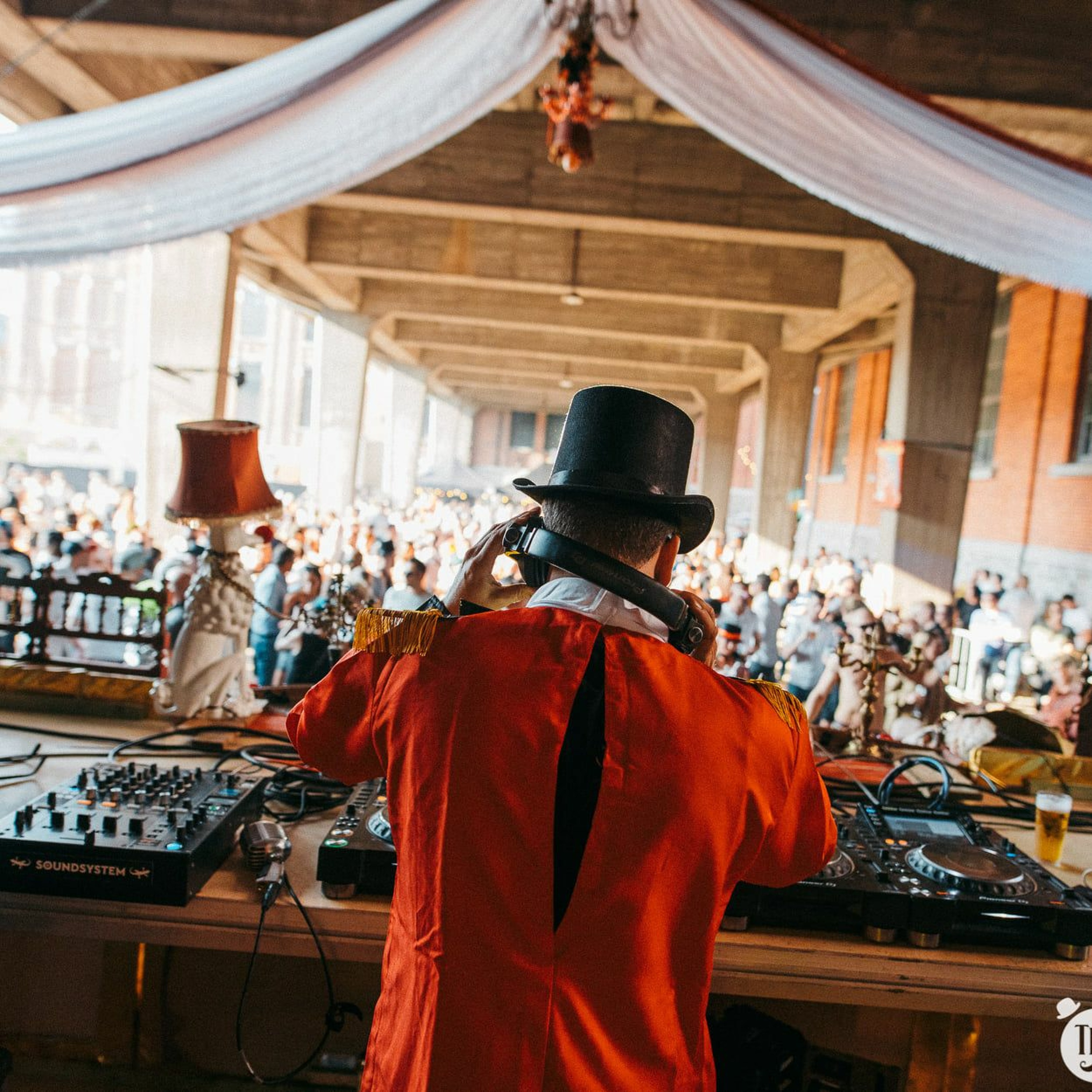 Don Cabron @ Thé Dansant Freak Circus episode artwork