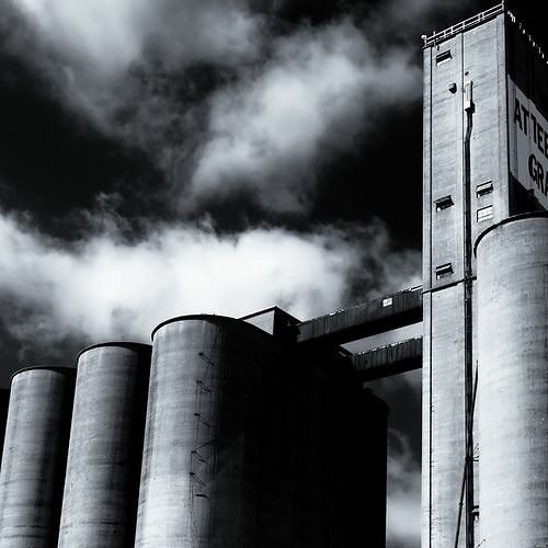 DirtyBass-Blue eyes under a dark sky-  Force Remix