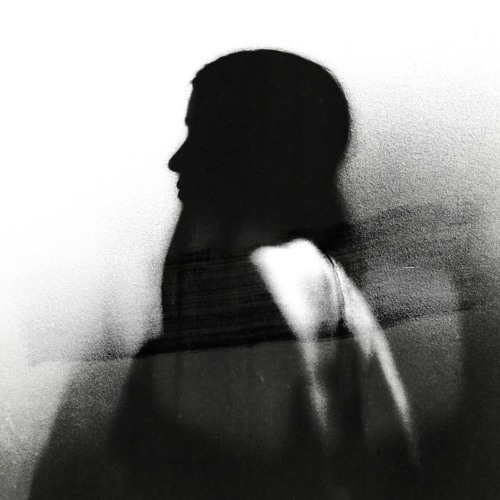 الليل يسألُ من أنا؟