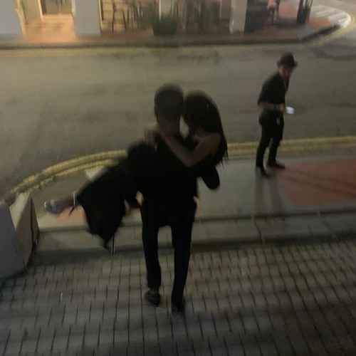 اسمع حبيبي صوتي الي يناديك