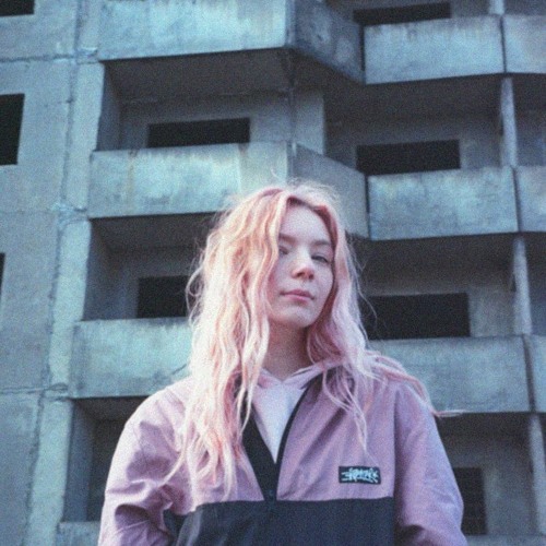 Ｄｉｓｔａｎｔ ｂｌｏｏｍ