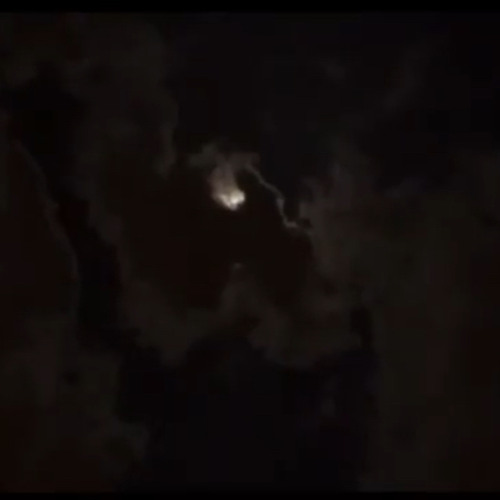 انا طالبك يا فهد تكفى لا يخليني.