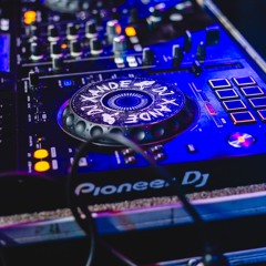 MC SACI -  NAO COPIA SUA AMIGA SEJA DIFERENTE -  DJ XANDE CDD