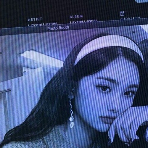 EVERGLOW (에버 글로우) - Moon