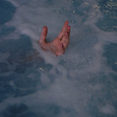 {أَلَّا تَخَافُوا وَلَا تَحْزَنُوا}