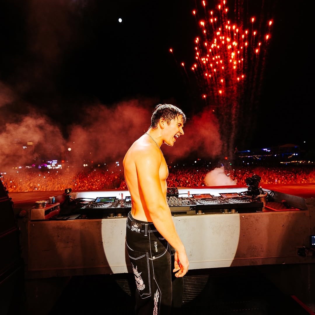 artworks-CVHMEYla1RcnA1z1-