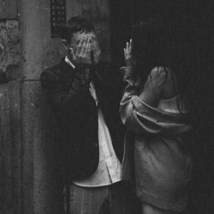 وأشوفك لما تضحك لي .. كفاية تكون هنا جنبي