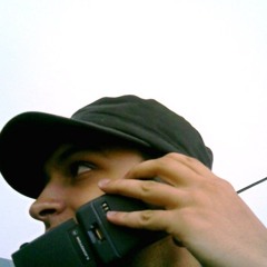 O samba comendo e o Motorola no seu bolso de trás acendendo