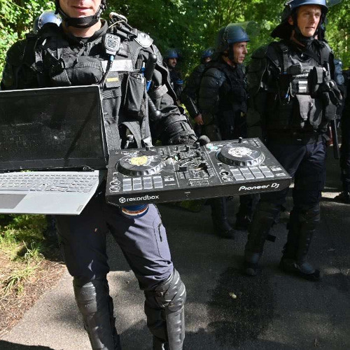 junglist in breakcore ( all cats are black)