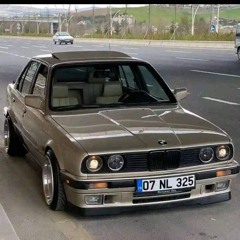 Вор замочек открывает