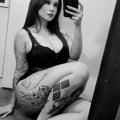 Ela é cheia de tattoo