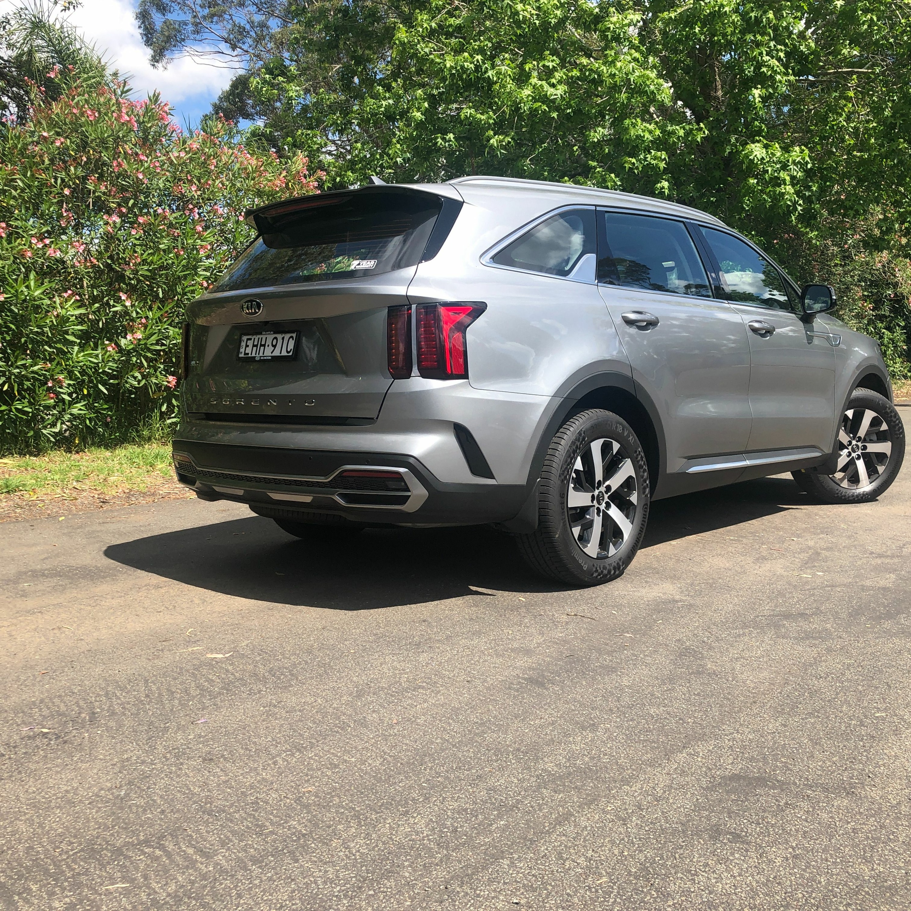 Latest Dashcam; Mitsubishi PHEV; Kia Sorento; Hino Hybrid; Cornering at 400km/hr 2 feet on the pedal thumbnail