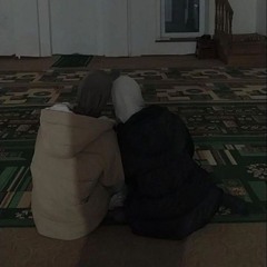 من لي بخلٍ اذا ما نحتُ يشعرُ بي) ".