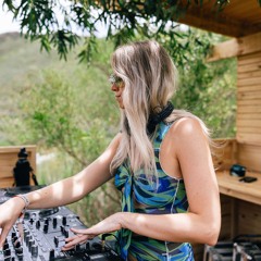 Housewife @ The Tropical Roast Stage - Meidum Festival 2023