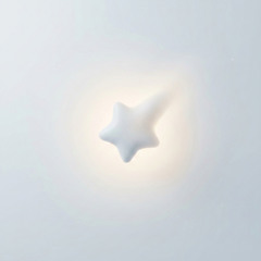 תינוק ישן בלילה עם כוכב