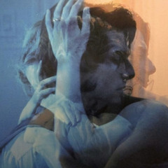 ‎⁨في خافقي شخصٍ آسرني ..لاوي ذراعي