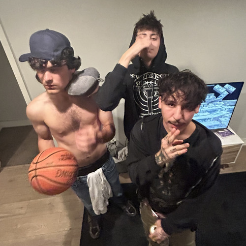 @mastercard2k, g0r3 & 06brick- Brown ugg bootz 🥾🧤