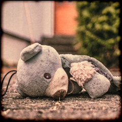 Babam ve Kırık Oyuncaklar (feat. Cansu Türedi)