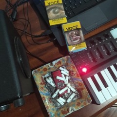 estruturas ósseas de um ser que já se foi (nunca para de chover)