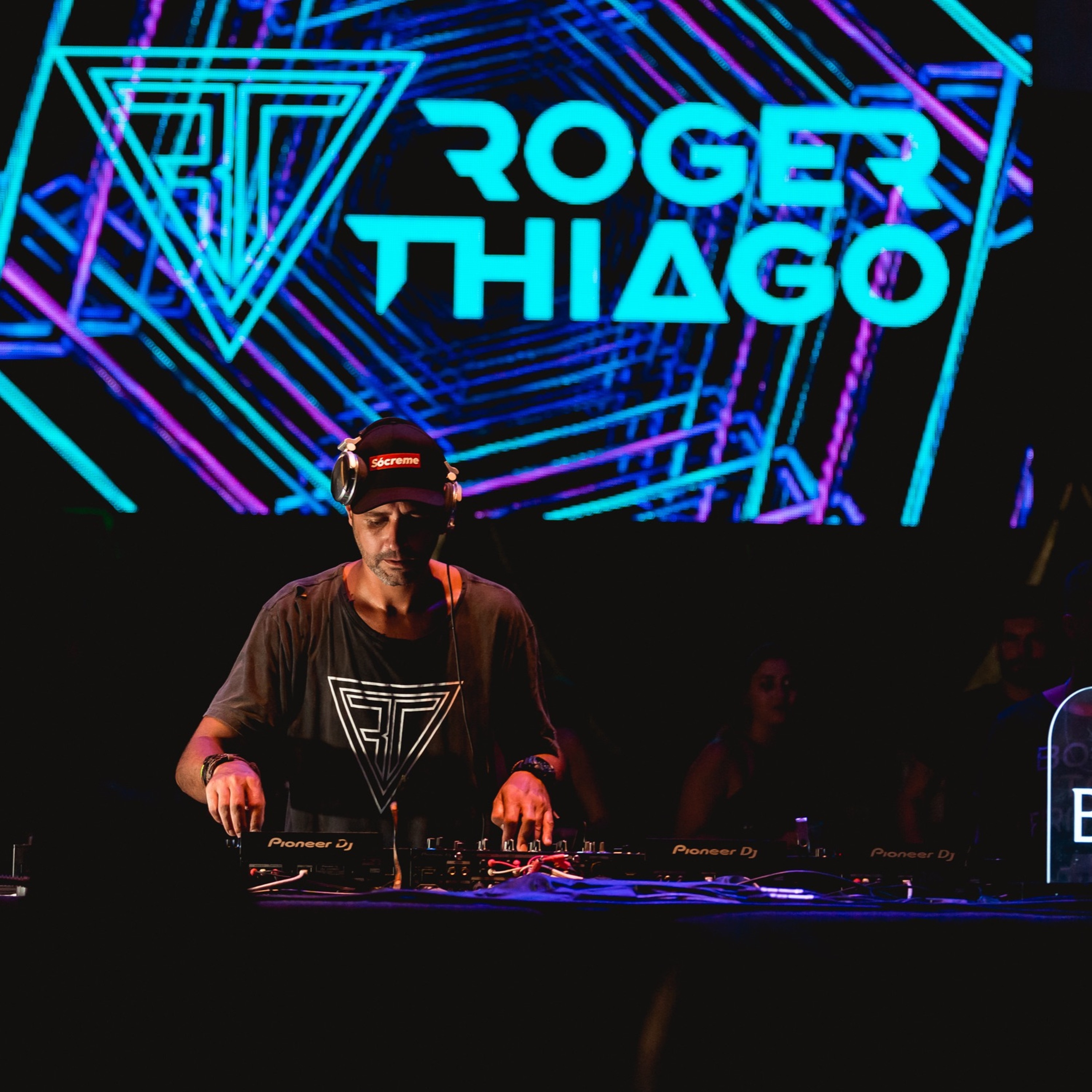 Roger Thiago Look At Me. episode artwork