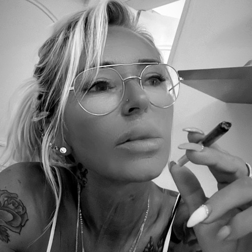 Stream “Afterglow Smoke” #MelodicHouse Lyric & Music Katharina Shams ( KYS  MM) by Katharina Shams ☀️✍️📝🎶