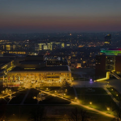 5    I en kælder sort som kul.