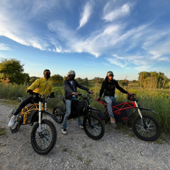 Bikes Pull Out At Thwee