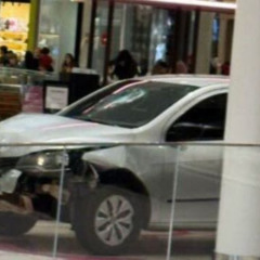 [VEJA VÍDEO] Carro invade shopping em Goiás e provoca danos e caos