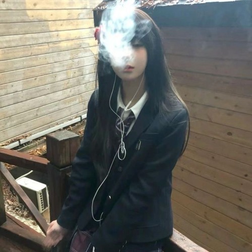 Cô nàng vương mùi thuốc