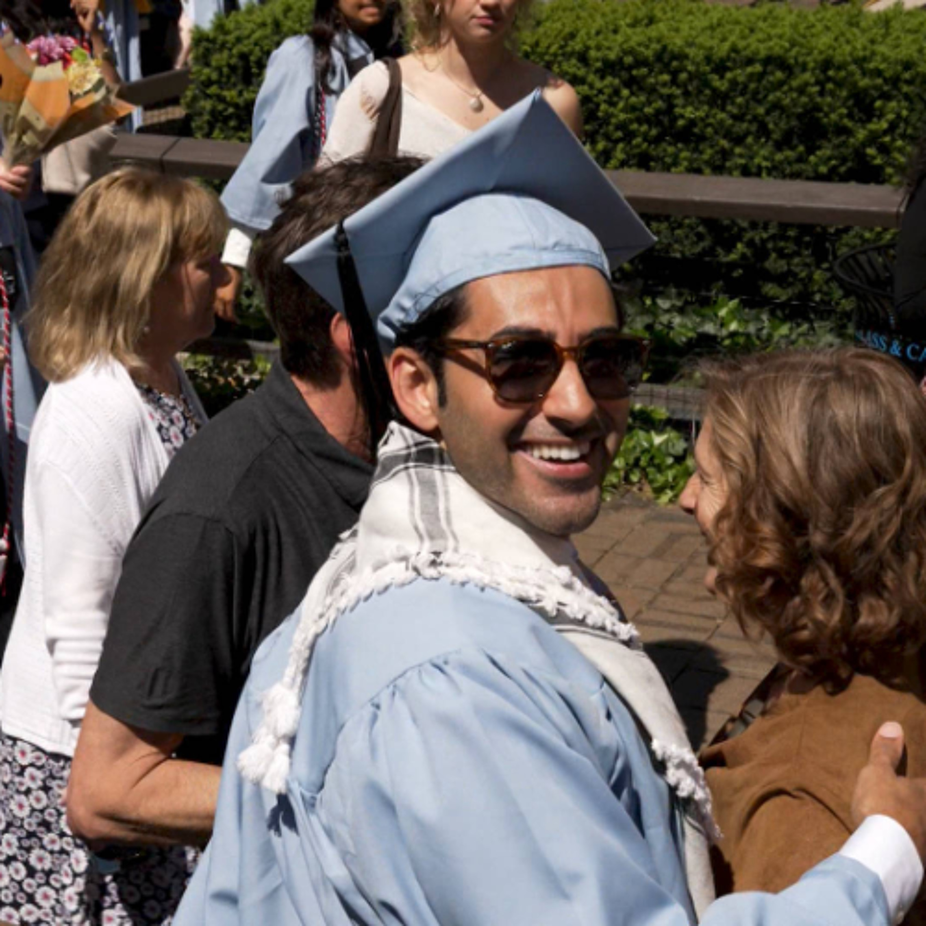 Pompa y circunstancias preocupantes en la ceremonia de graduación de la Universidad de Columbia episode artwork