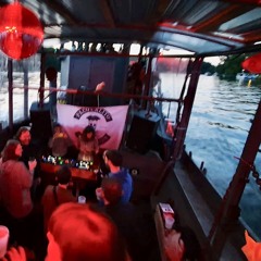 chillin & dancing in the same boat 🙌