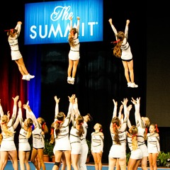 światło boga odbija się w oczach świętych