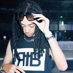 che - gold designer shoes