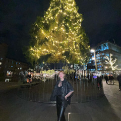 VOICES RADIO - Moments On The Floor W/  Zeynep Erbay