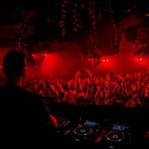 Stream 2022 08 17 / 114 bpm [TECH HOUSE] by wieeszocebe Listen