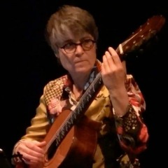 La virtuosité discrète de Caroline Delume sur une guitare modifiée
