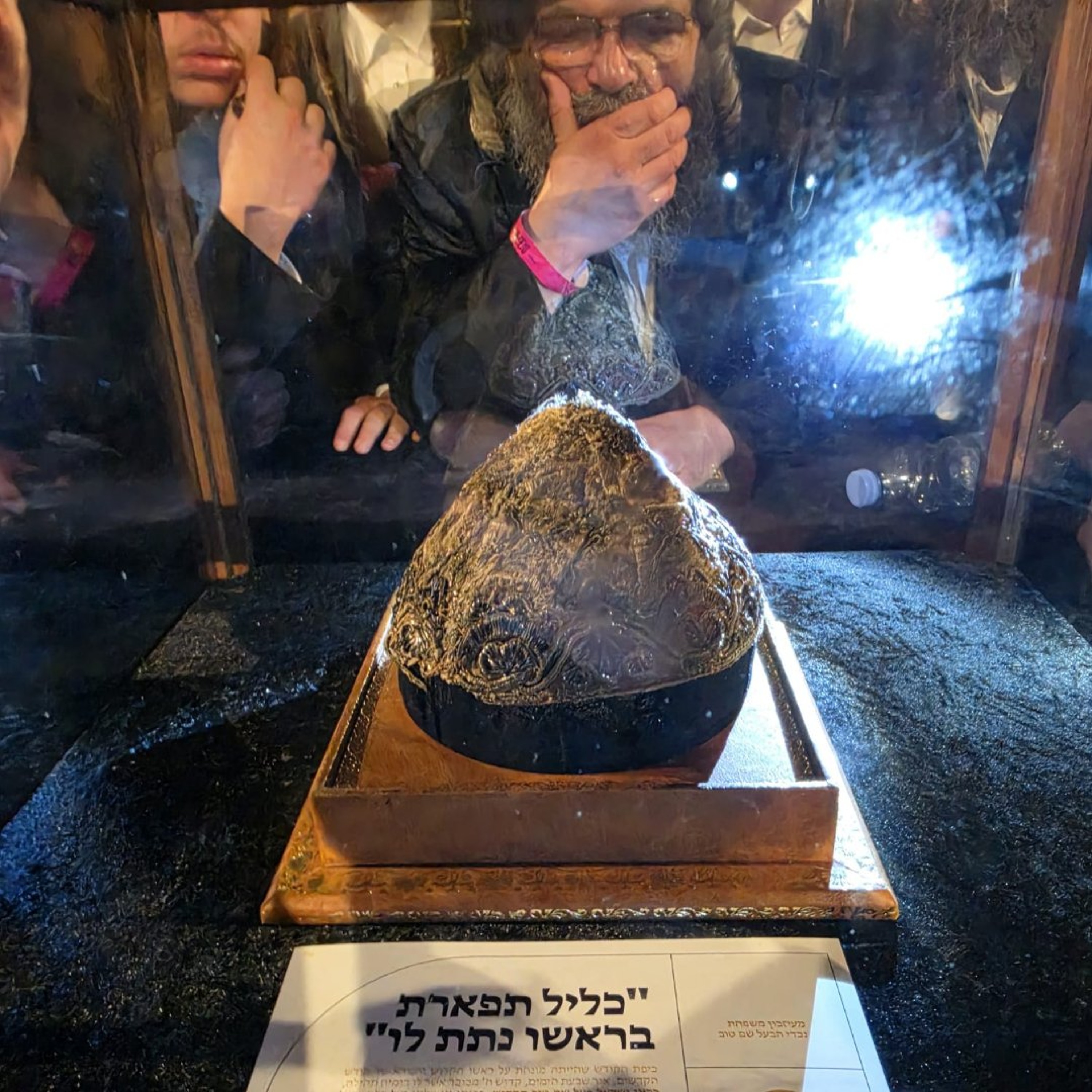 על האותנטיות והשקידה על שמירתה, כאתוס המכונן של החברה החרדית. רשמי ביקור בתערוכת ‘היכלות’ בבנייני האומה בירושלים. אב תשפ”ו – 08/26 episode artwork