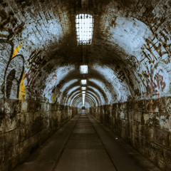 K - Szellemek @ Falakba