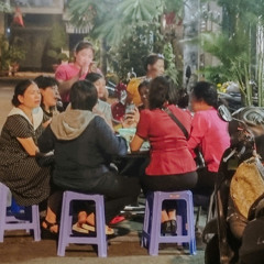 Tết_các chị em phụ nữ (trung niên) trong xóm đánh bài vui vẻ ngày Tết