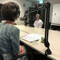 Burgemeester Dirk Heijkoop in gesprek met huisarts Cynthia Peters