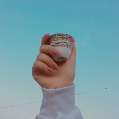 ‎⁨فصل فنجال قهوه من يدك  .