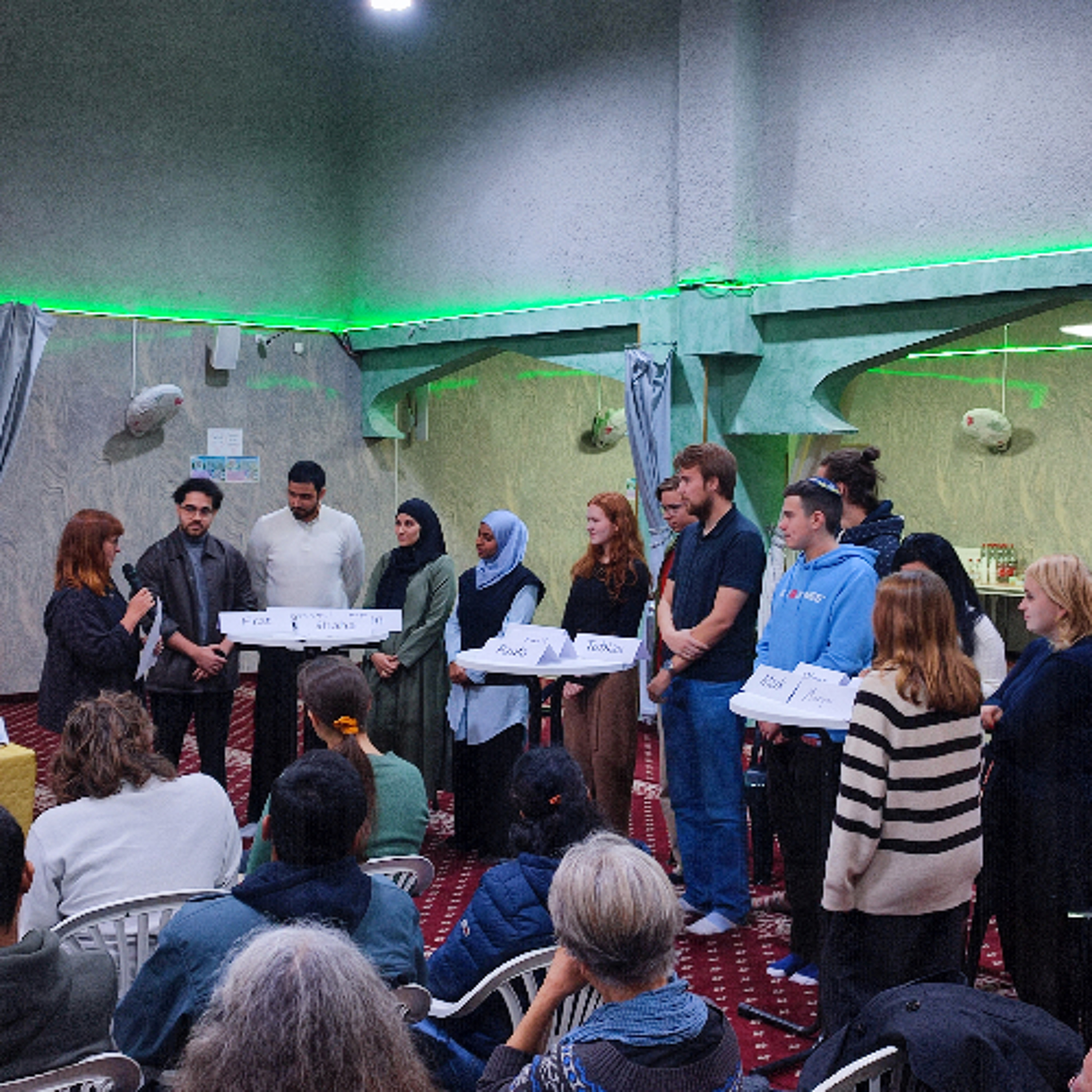 Öffentliches interreligiöses Gespräch über Glaube im Alltag