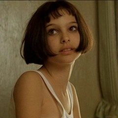 𝙨𝙝𝙚 𝙘𝙖𝙧𝙧𝙞𝙚𝙨 𝙖 𝙠𝙣𝙞𝙛𝙚