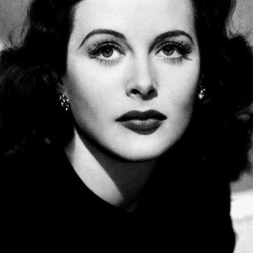 ‎⁨وش جمع سحر الغموض بسودها والنرجسيّة؟⁩