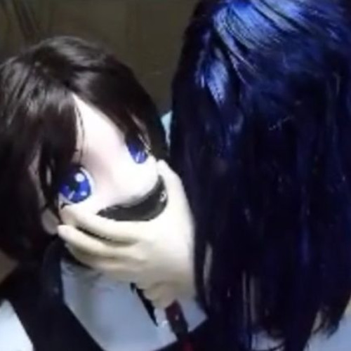 >_<